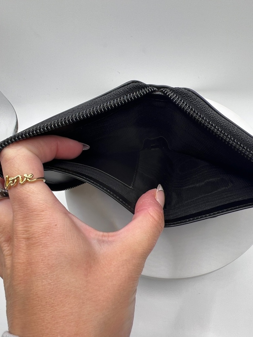 7050. Authentic Gucci Black Leather Zip Wallet with Glossy Logo. Made in Italy. - Picture 16 of 16